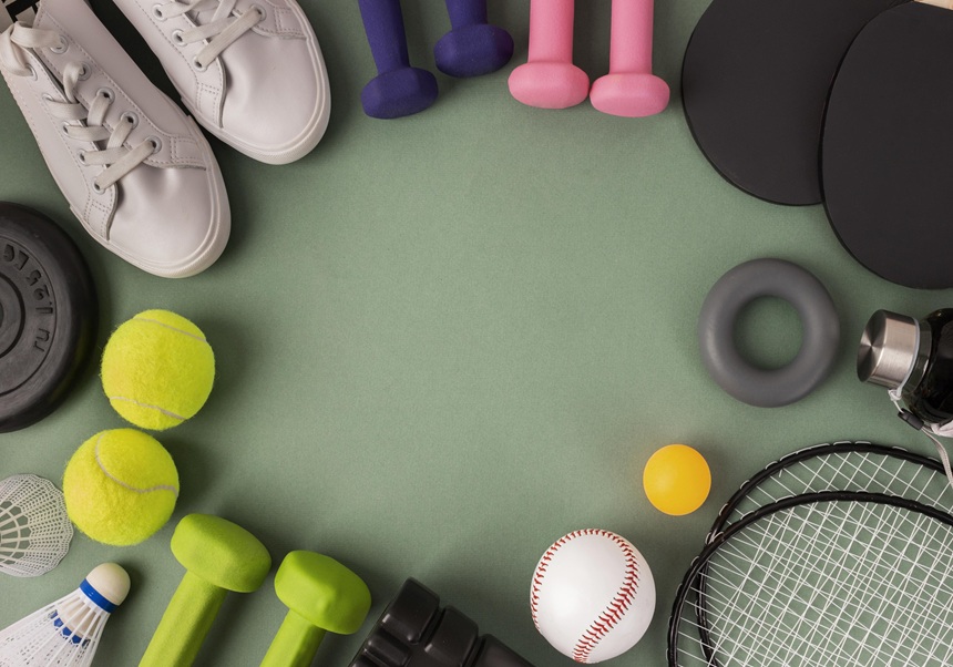 Se ven unas zapatillas de deporte y diferentes tipos de pesas, pelotas y raquetas